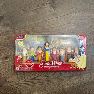 PEZ Disney Snow White And The Seven Dwarfs Collector's Set